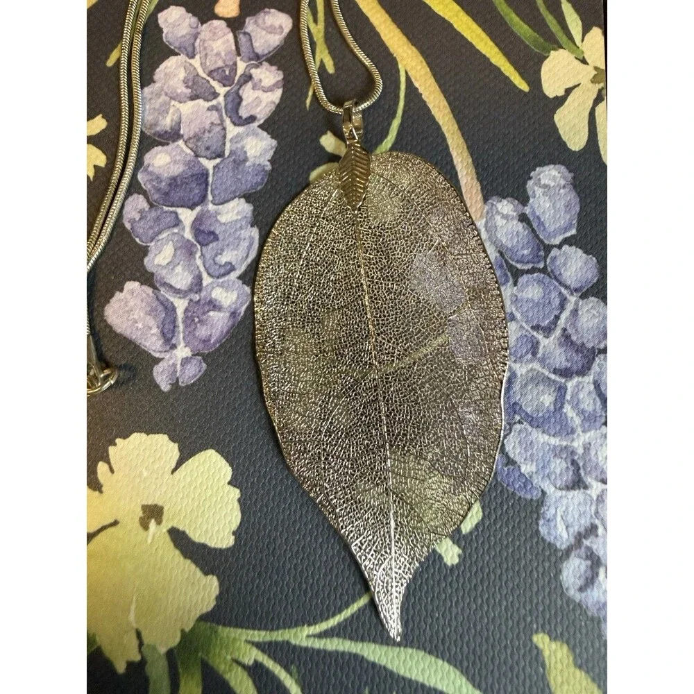 Silver Tone Leaf Charm Pendant Necklace Snake Chain Nature Theme Metal No Stone - Picture 2 of 3